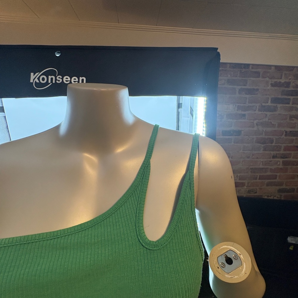 NWT. Rue21. Green One-Shoulder Ribbed Top - Picture 4 of 11